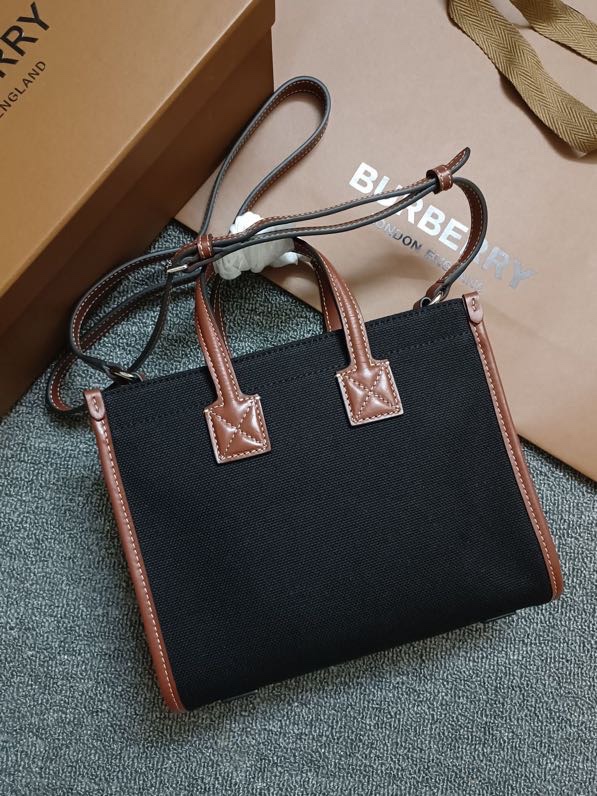 Burberry專門店新款雙色帆布拼皮托特包 巴寶莉手提肩背小號購物袋 yxb1234